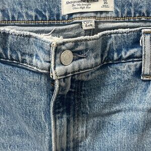 Abercrombie & Fitch Men's Straight Jeans in Light Blue